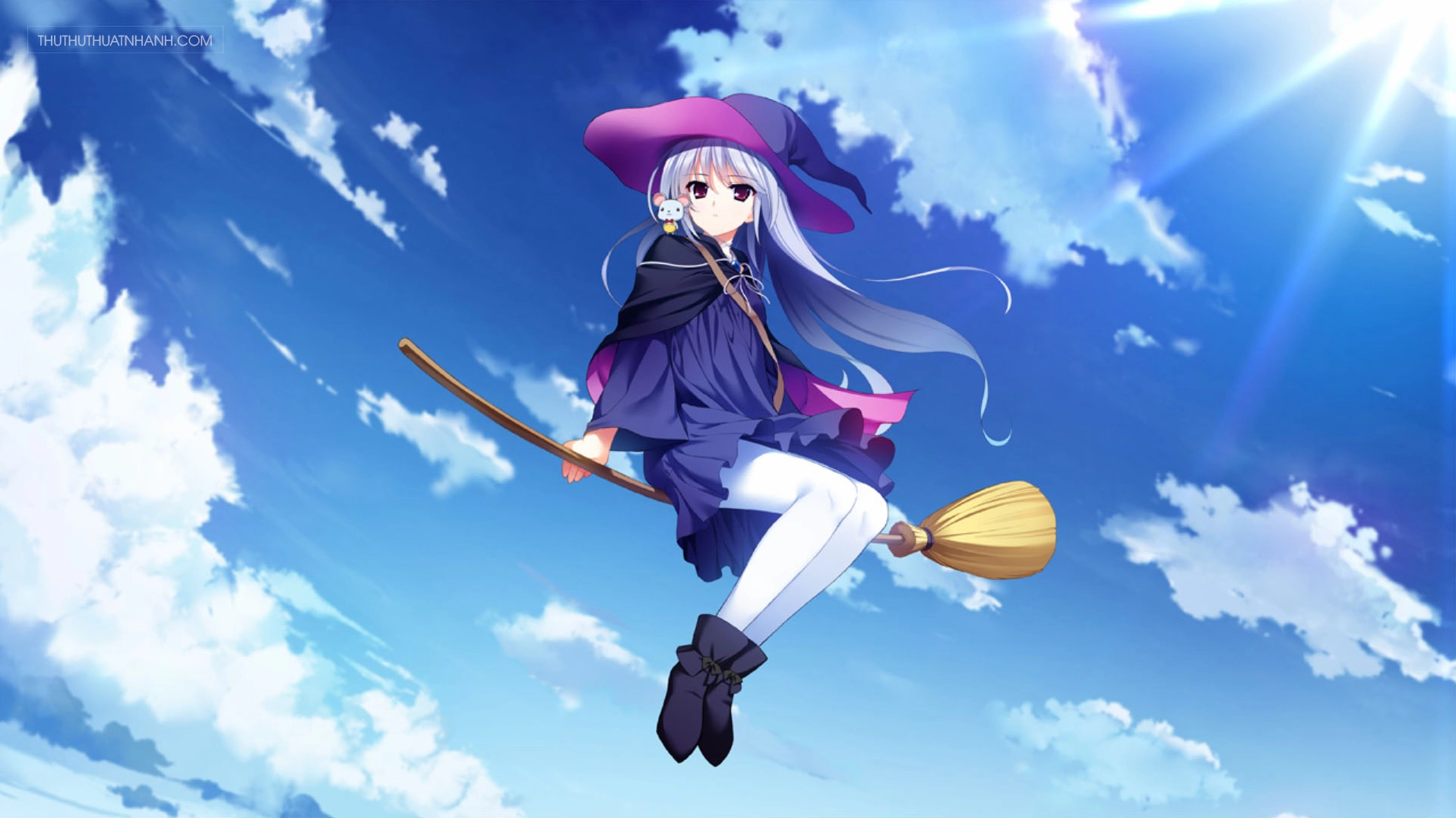 Cô nàng tóc bạch kim xinh đẹp lung linh dưới ánh đèn mờ ảo