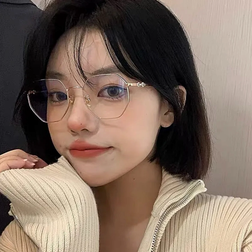 Cô nàng tóc ngắn vô cùng đáng yêu với nụ cười tỏa nắng