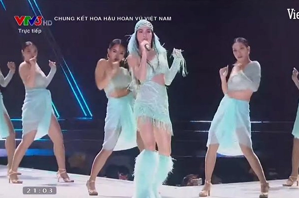 Cô tự tin trả lời phần thi ứng xử bằng sự thông minh và tư duy sắc bén