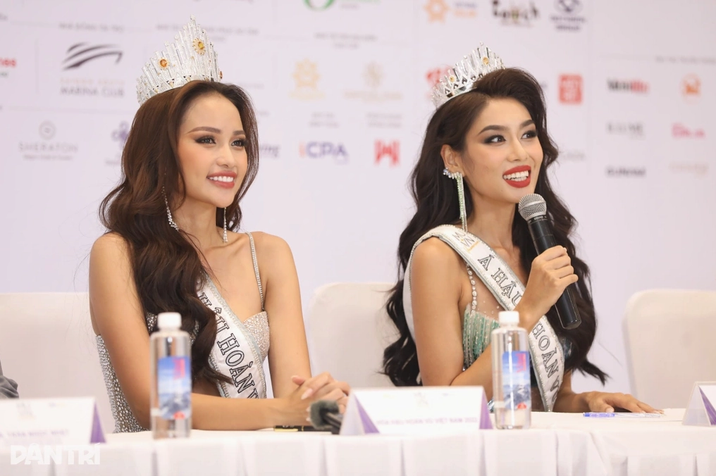 Cô vui vẻ giao lưu và chia sẻ cởi mở về những câu chuyện thú vị trong cuộc sống