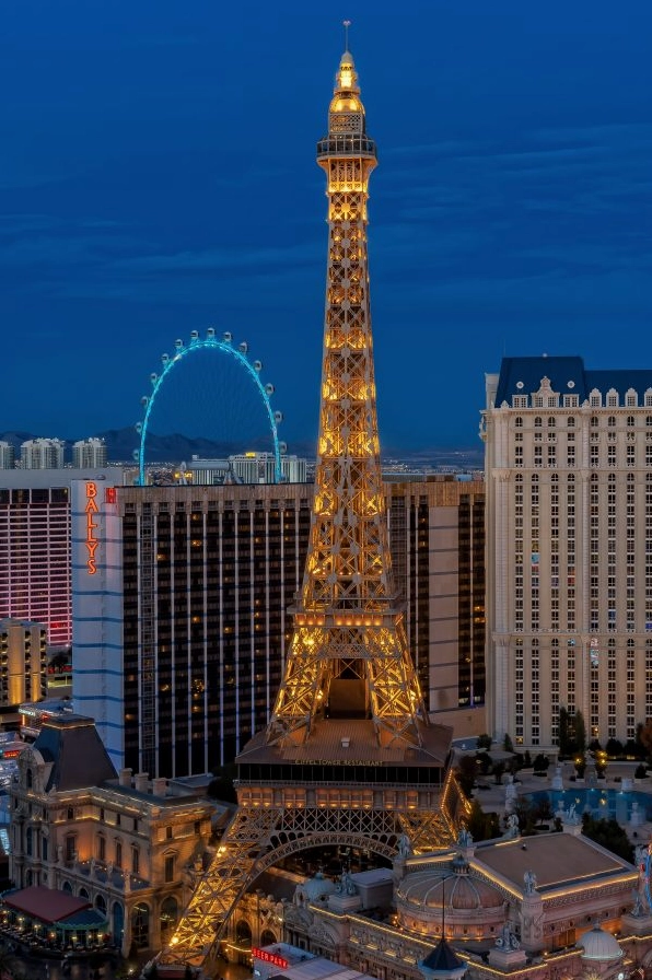 Công trình kiến trúc mang đậm phong cách châu Âu giữa bầu trời trong xanh