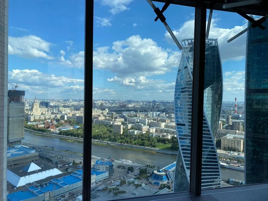 Cửa kính sát trần tối đa hóa tầm nhìn ra bên ngoài