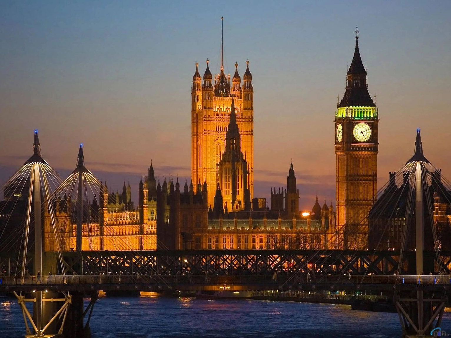 Cung điện Westminster nằm kề cận bên bóng tối của Big Ben