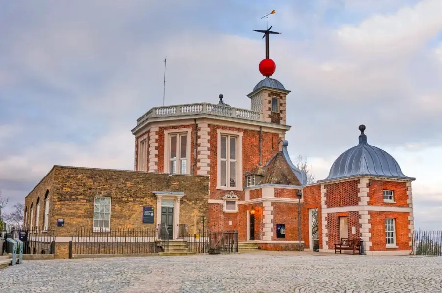 Dải ánh sáng ma mị chiếu xuyên qua cửa sổ