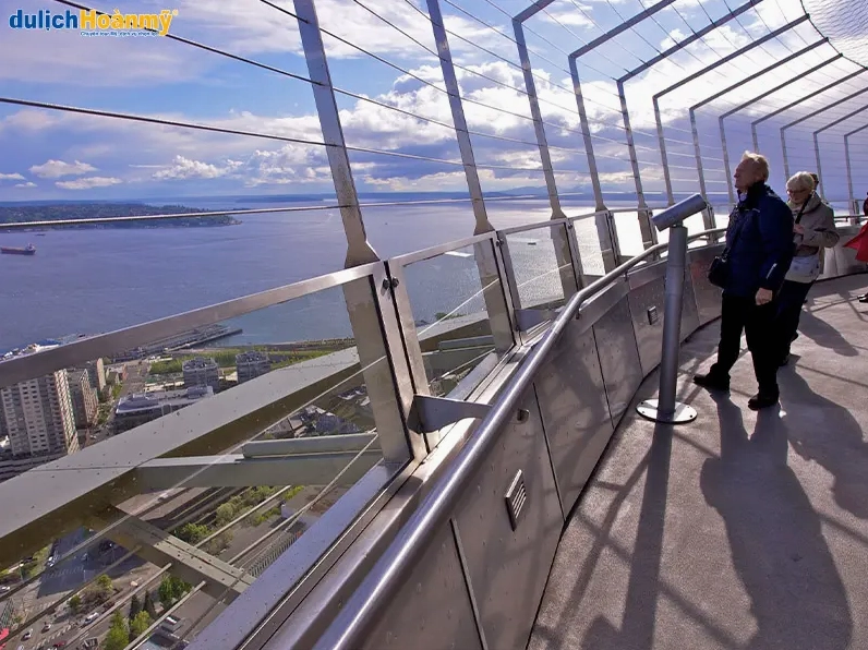 Đám đông du khách bị thôi miên bởi vẻ đẹp của Space Needle