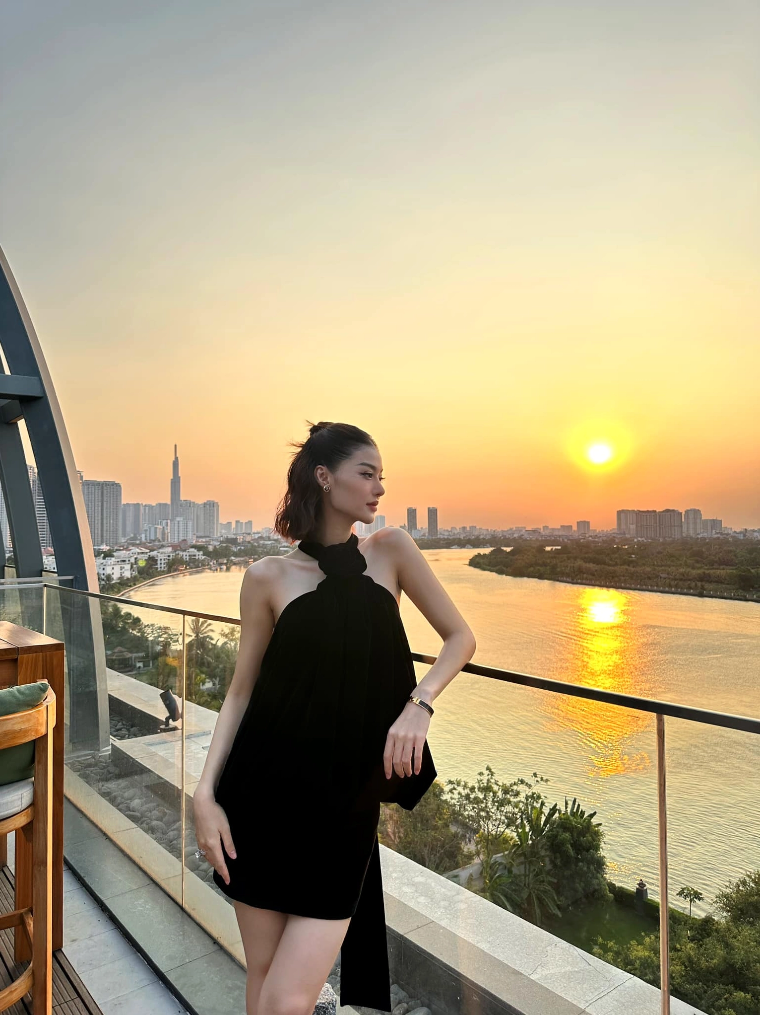 Dáng vẻ suy tư đầy cuốn hút và bí ẩn