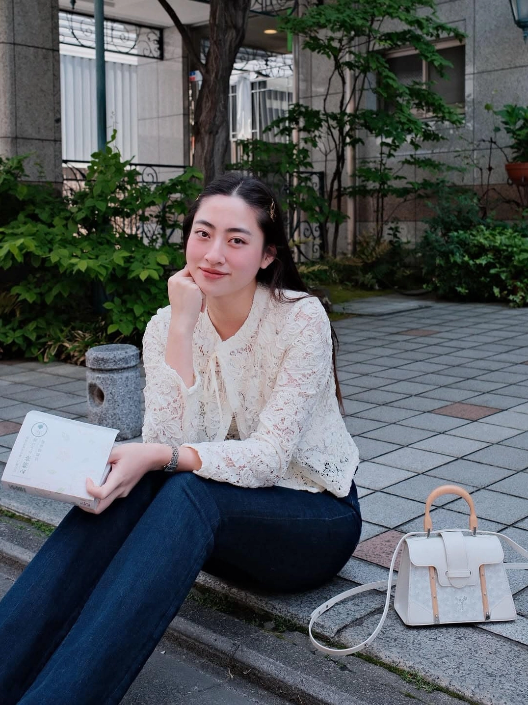 Dạo phố cùng bạn bè với nụ cười thân thiện