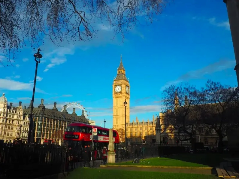 Đỉnh tháp đồng hồ chìm trong mây xám xịt