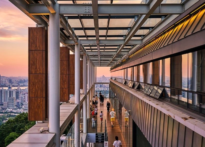 Đỉnh tháp Namsan chọc trời tựa như một mũi tên vút bay