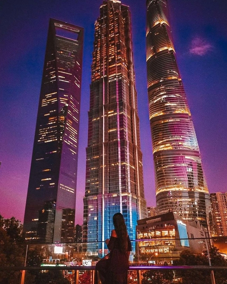Đỉnh tháp nhọn hoắt chọc trời
