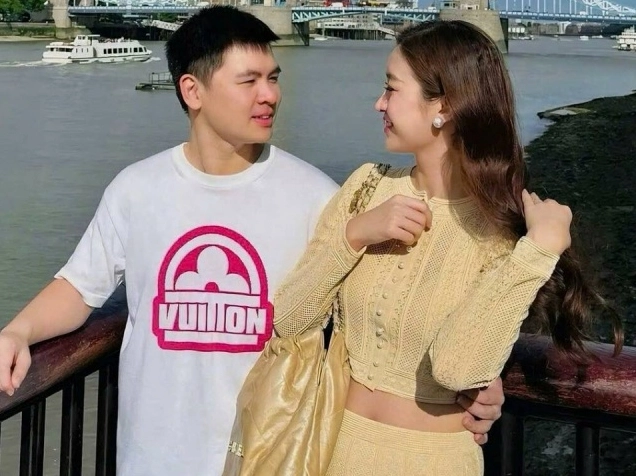 Đỗ Mỹ Linh diện trang phục hàng hiệu đắt tiền tình tứ bên chồng