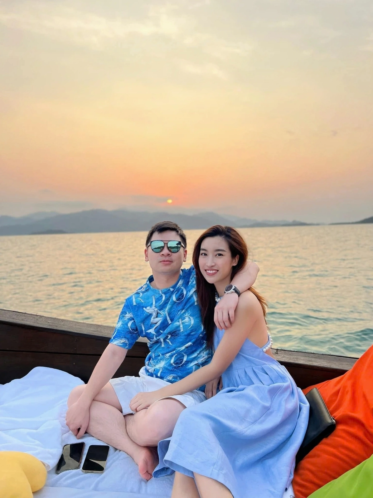 Đỗ Mỹ Linh khoe nhan sắc xinh đẹp mặn mà khi ở bên chồng