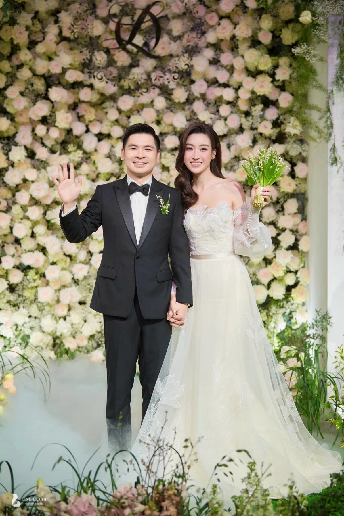 Đỗ Mỹ Linh rạng rỡ hạnh phúc khoác tay chồng tình cảm