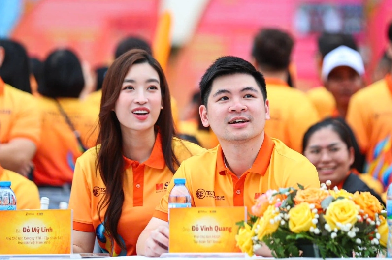 Đỗ Mỹ Linh thanh lịch cùng ông xã tham dự sự kiện của tập đoàn gia đình