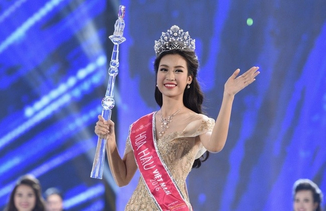 Đỗ Mỹ Linh thời điểm đăng quang Hoa hậu Việt Nam 2016 khoe nụ cười rạng rỡ