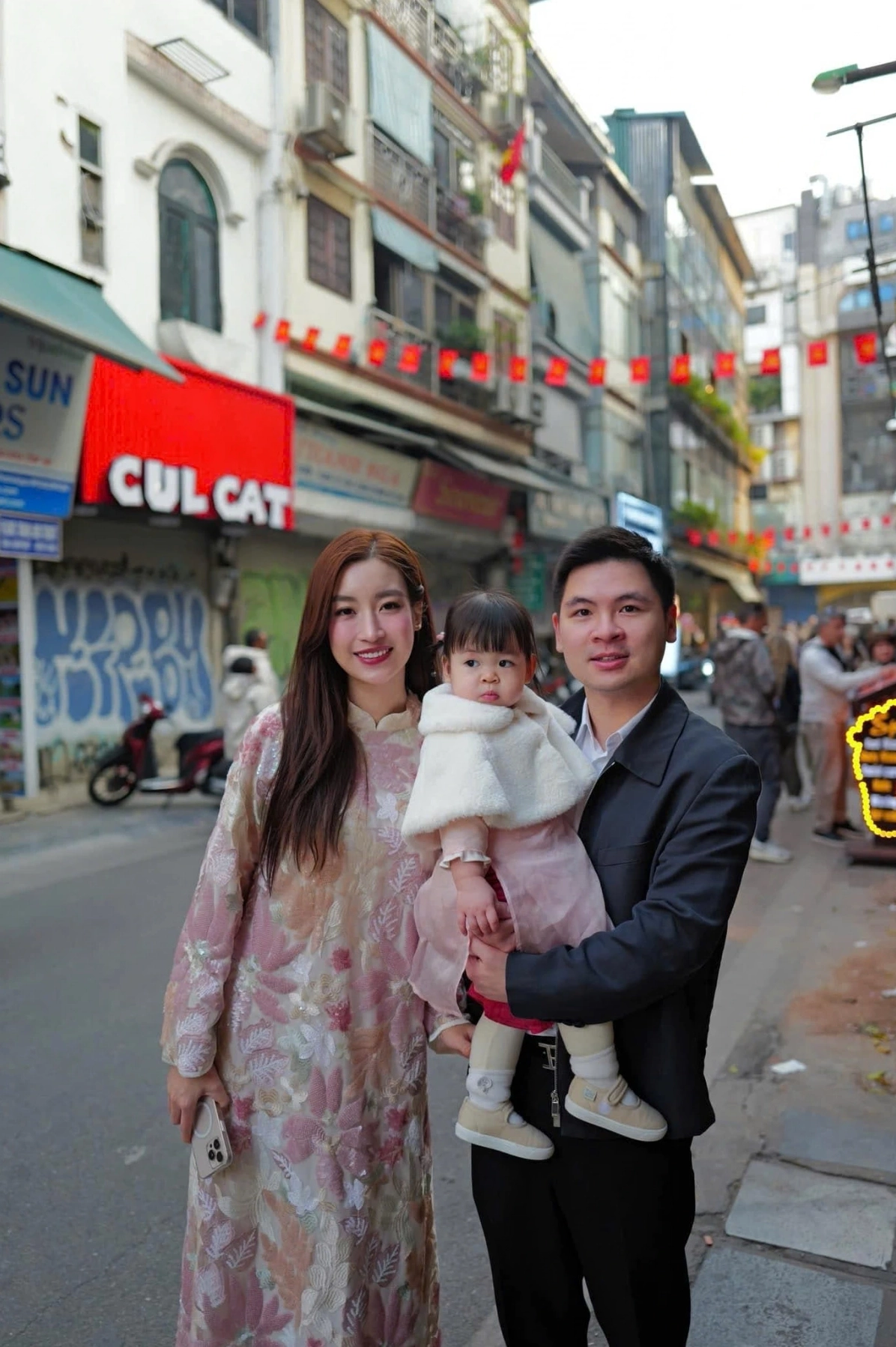 Đỗ Mỹ Linh xinh đẹp dịu dàng trong vòng tay yêu thương của ông xã