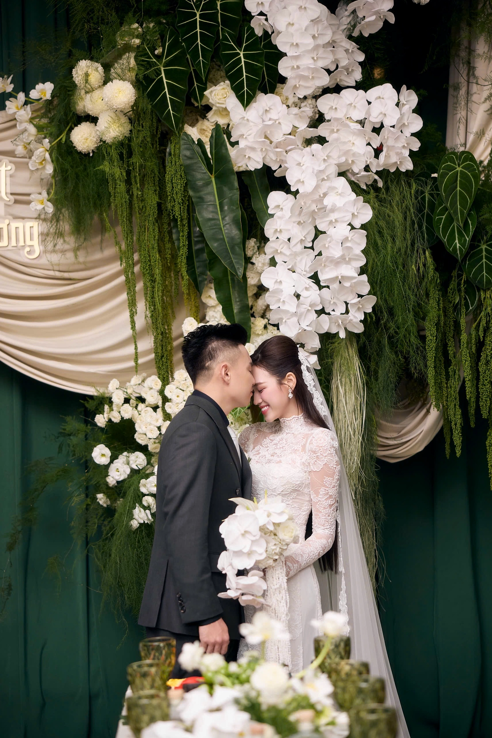 Đỗ thị hà lộng lẫy trong thiết kế váy cưới độc bản