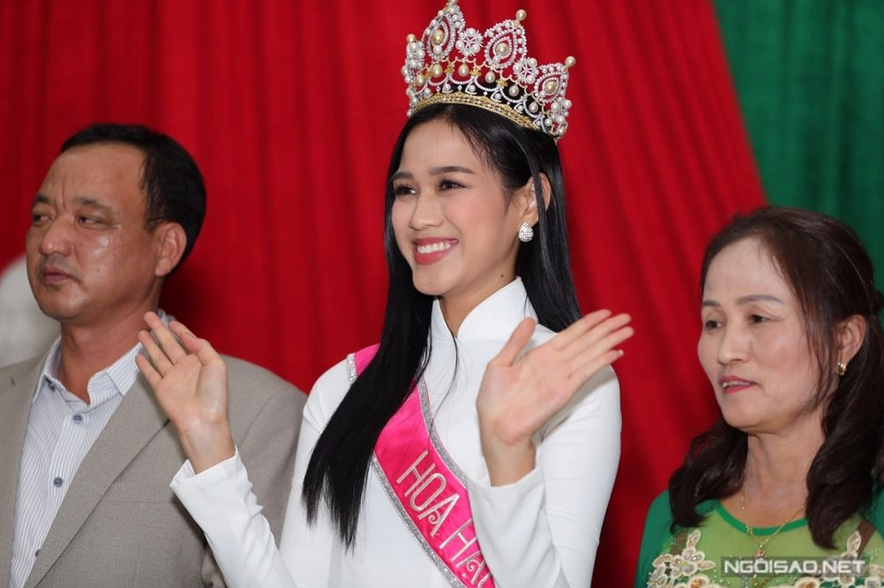 Đỗ thị hà rạng rỡ vẫy chào mọi người