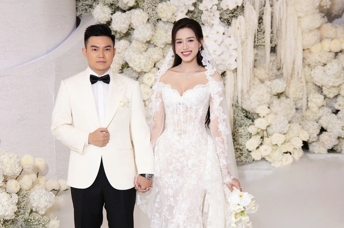 Đỗ thị hà và chồng doanh nhân khóa môi tình tứ