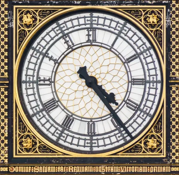 Dòng chữ khắc bí ẩn phía dưới mặt đồng hồ