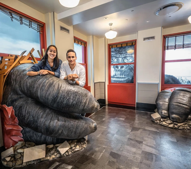 Du khách thích thú chụp ảnh cùng King Kong tại Tòa nhà Empire State