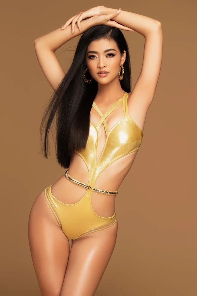 Đường cong chữ S hoàn hảo của Kiều Loan được tôn lên triệt để qua thiết kế bikini cắt xẻ táo bạo
