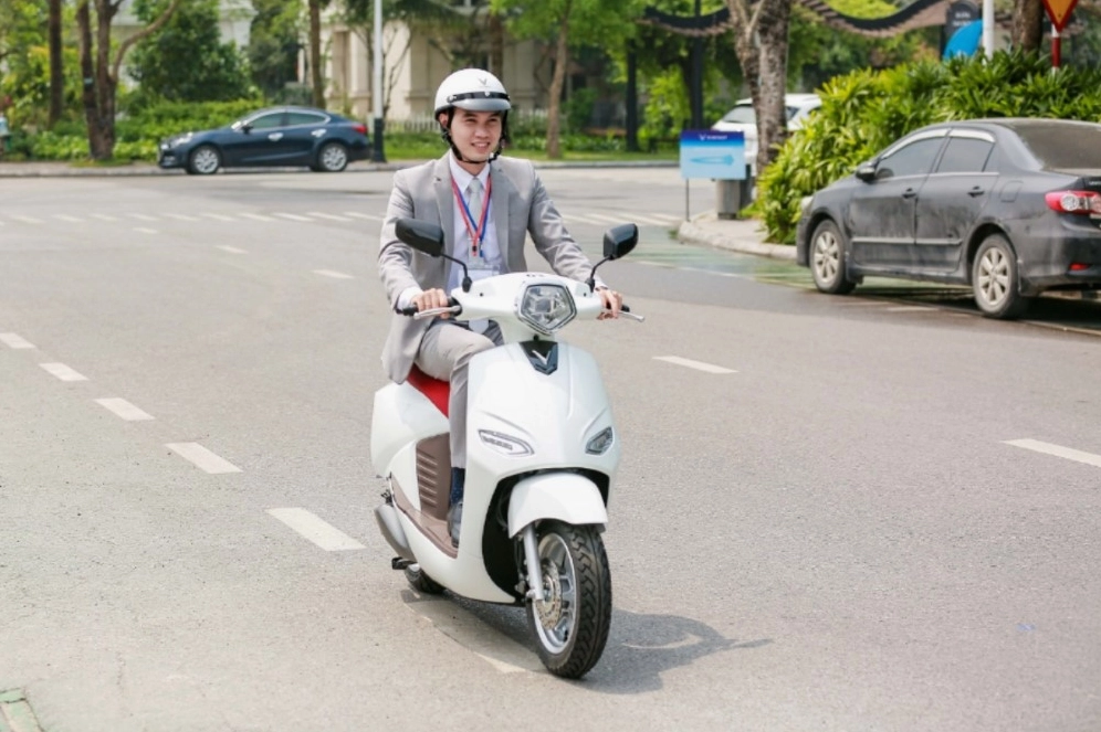 Đường phố tấp nập xung quanh tòa nhà Lotte Center