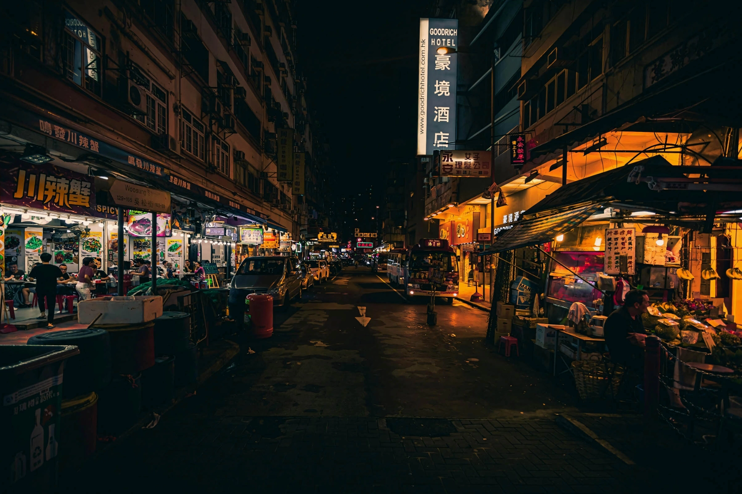 Đường phố vắng vẻ tĩnh lặng trong cơn mưa đêm