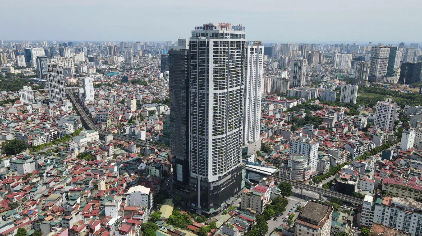 Đường viền sắc sảo của tòa tháp cắt ngang bầu trời