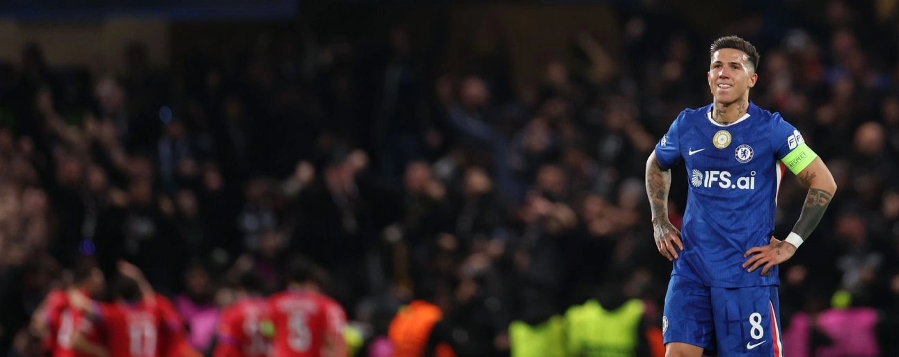 Enzo Fernandez buồn bã khi Chelsea bị PSG loại khỏi Champions League