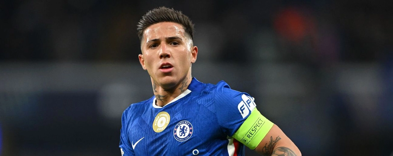 Enzo Fernandez của Chelsea đang khống chế bóng trong trận đấu với Paris Saint-Germain tại UEFA Champions League