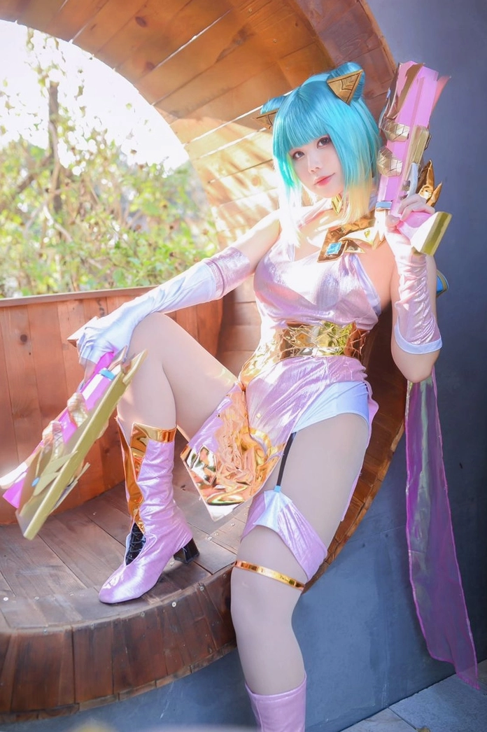 Gái cosplay Liên Quân Mobile phong cách hiện đại