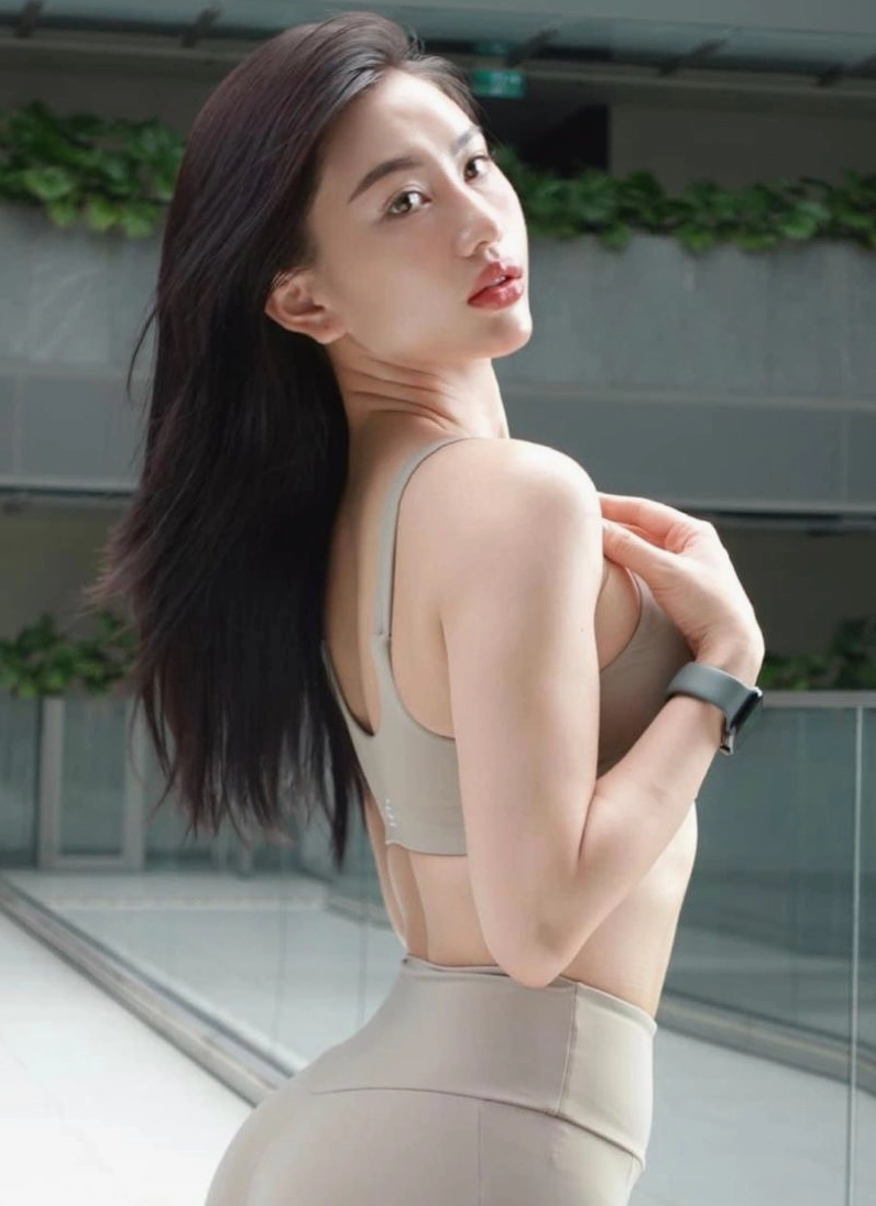 Gái xinh eo thon tập gym với phong thái đầy năng lượng