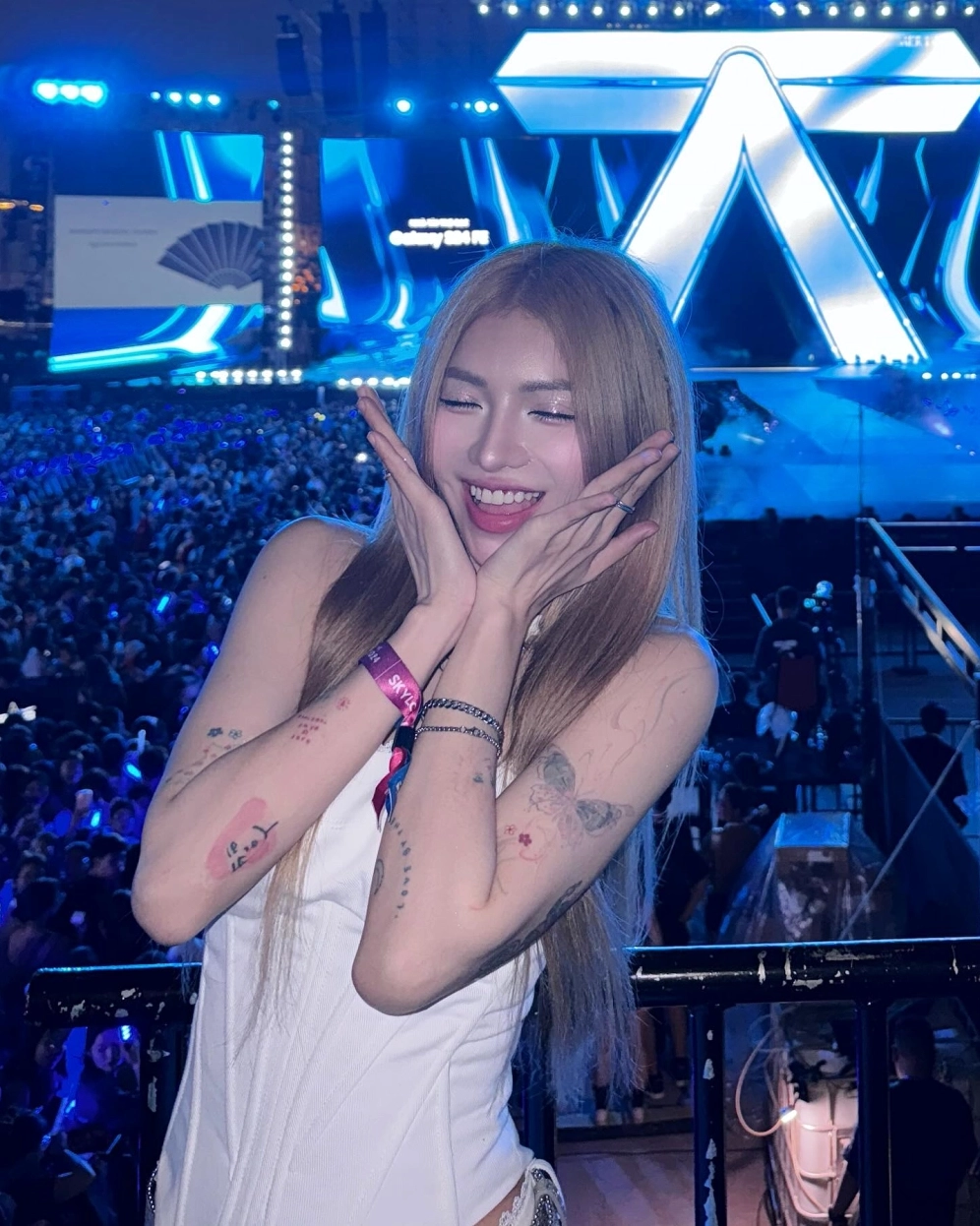 Gái xinh khoe eo thon và làn da trắng nuột nà không tì vết