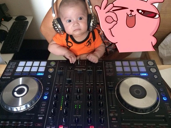 Gia đình nhỏ dạo bước trên đường phố Sài Gòn