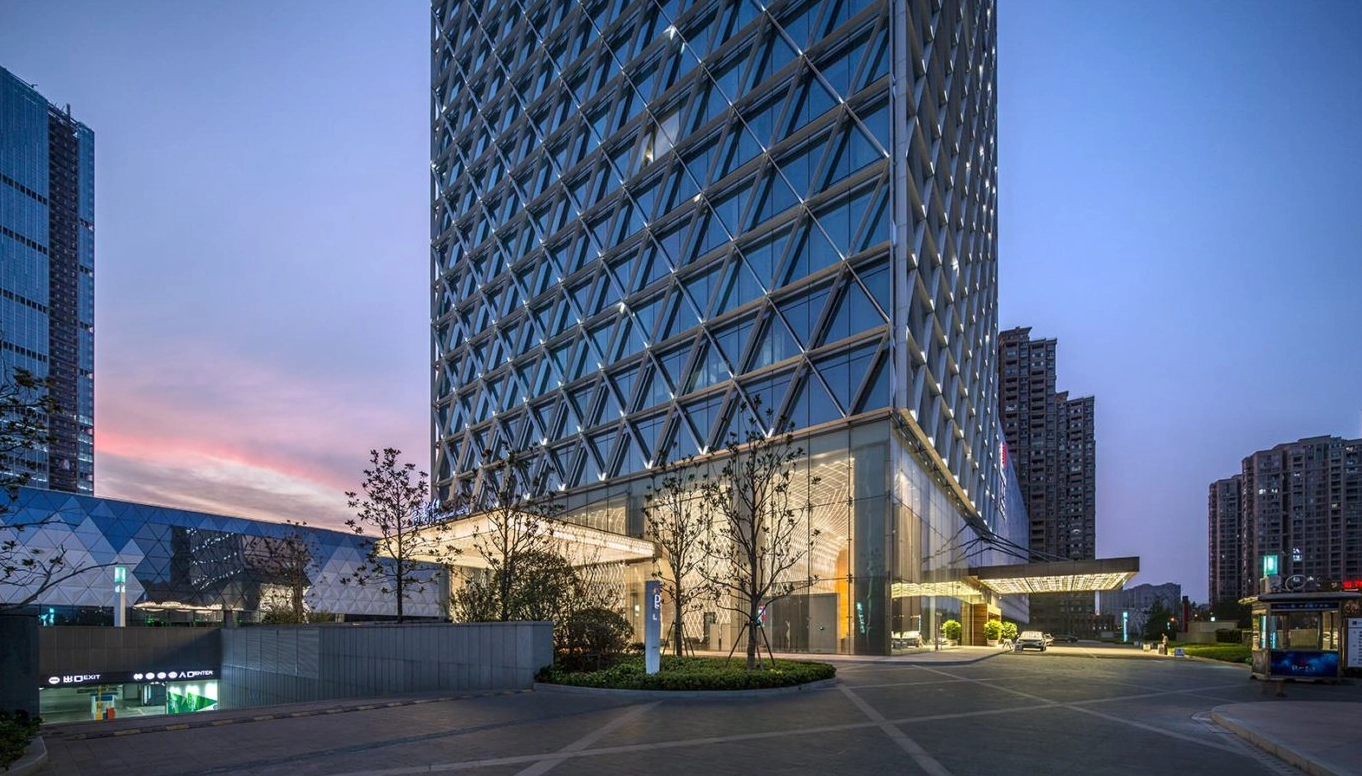 Giao thông nhộn nhịp dưới chân tháp Zifeng Tower