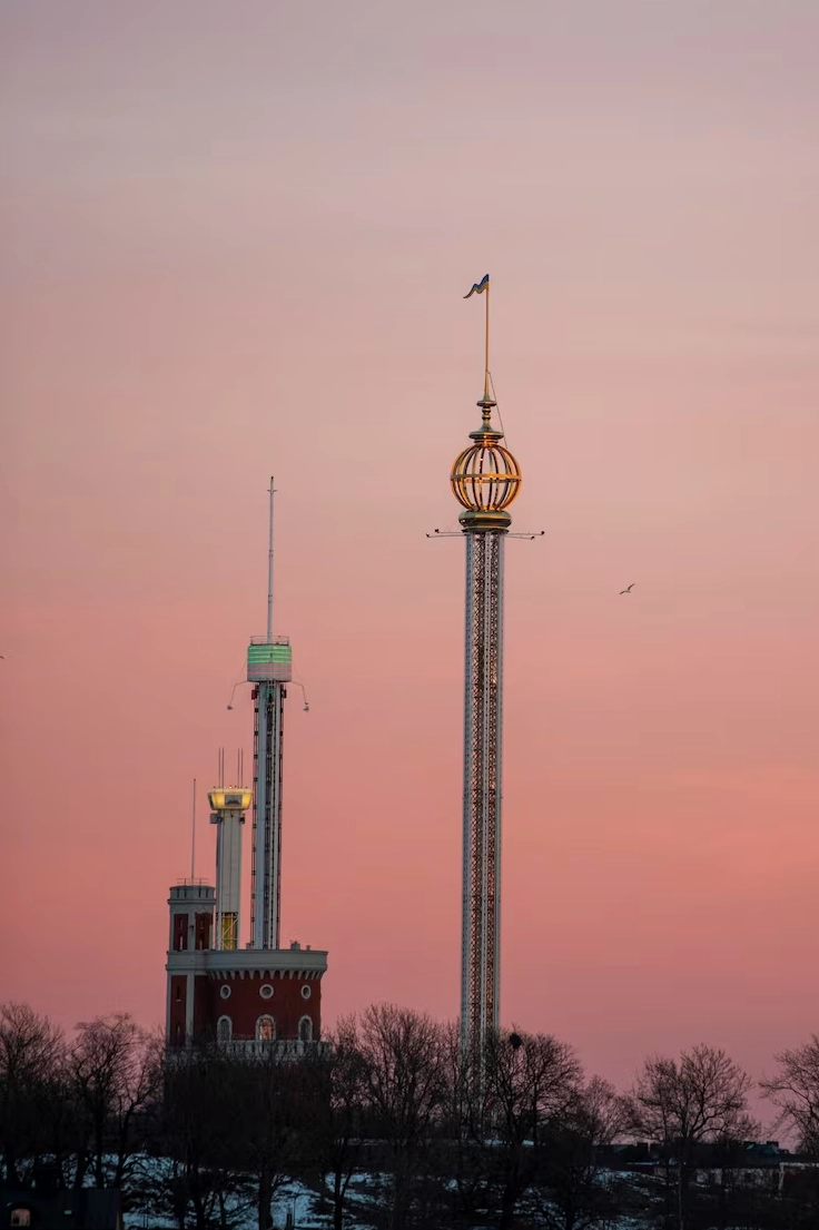 Giờ vàng rực rỡ dưới bầu trời rực sắc hồng ảo diệu