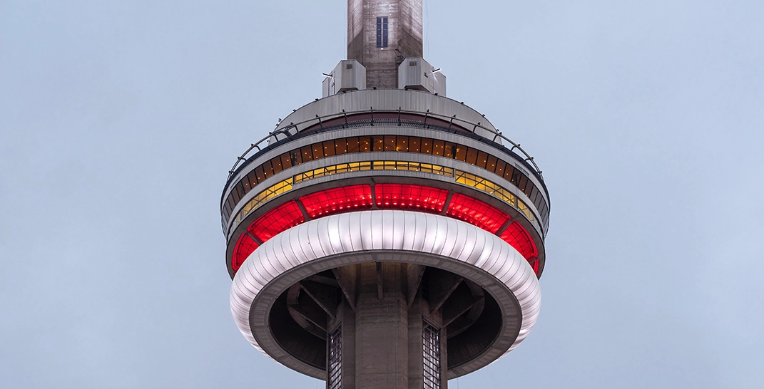 Góc ảnh toàn cảnh xa xa tháp CN Tower vươn lên cao vút