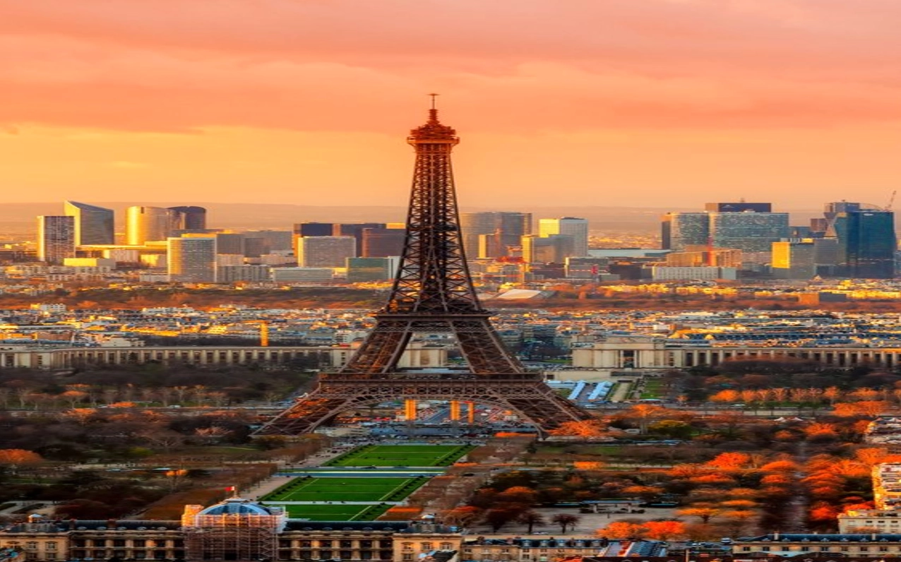 Góc chụp cận cảnh cấu trúc thép rắc rối của tháp Eiffel