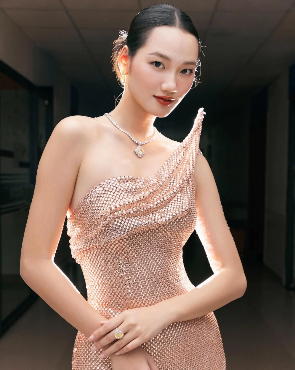 Góc chụp hoàn hảo tôn vinh vóc dáng chuẩn mực của gái xinh