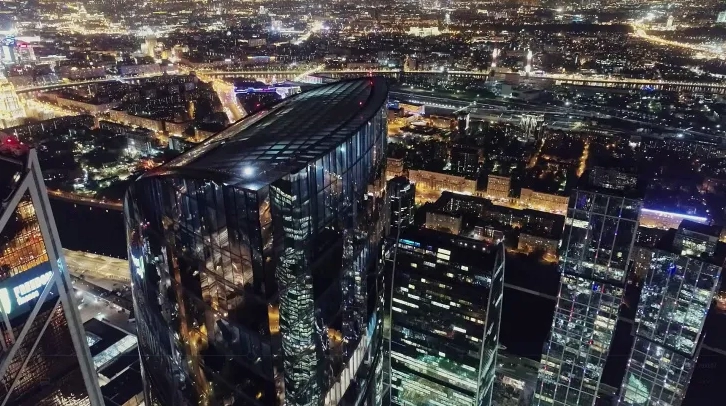 Góc chụp ngang bề mặt kính với những đường kẻ sọc vắt ngang