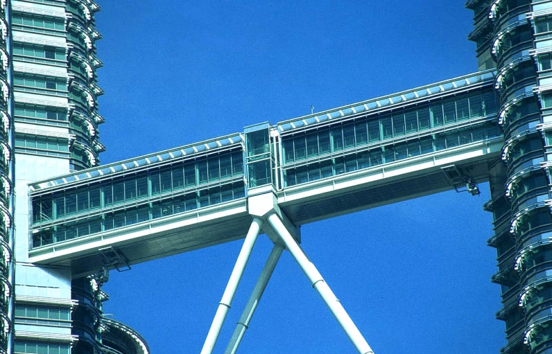 Góc chụp nghiêng khoe trọn những đường nét góc cạnh tinh tế của tháp đôi