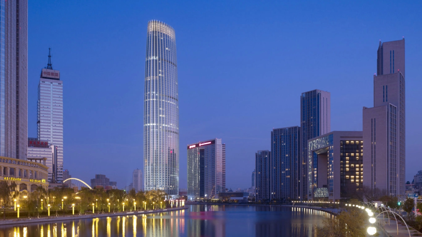 Góc chụp rộng cho thấy sự nổi bật của tòa tháp so với cảnh quan xung quanh