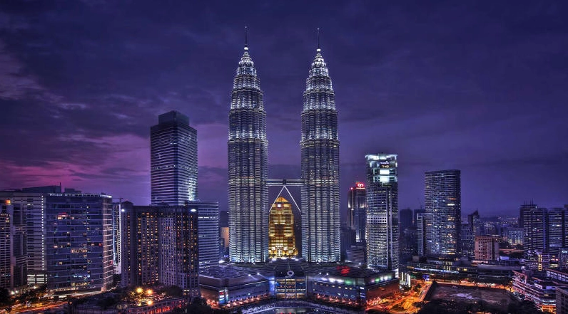 Góc chụp từ dưới lên tôn vinh chiều cao đồ sộ của tháp đôi Petronas