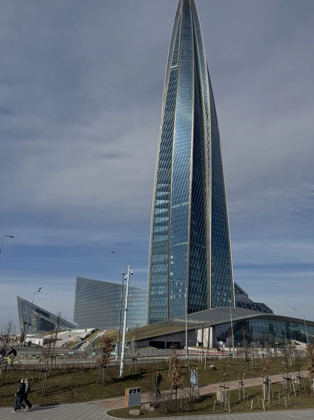 Góc chụp từ xa cho thấy sự vĩ đại của Lakhta Center so với cảnh quan