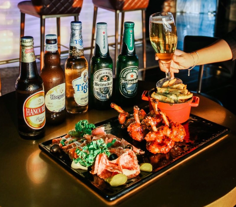 Góc hành lang với những mảng tối sáng đan xen phức tạp