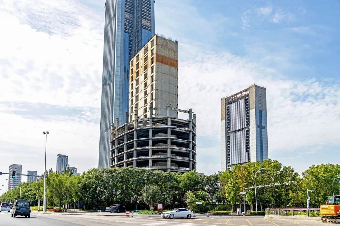 Góc máy cận cảnh sự hùng vĩ của một công trình chọc trời bị bỏ hoang