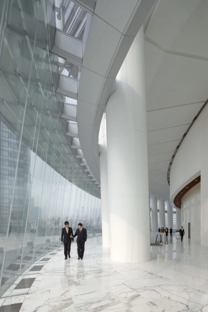 Góc máy chụp từ dưới lên tôn vinh chiều cao ấn tượng của tòa tháp