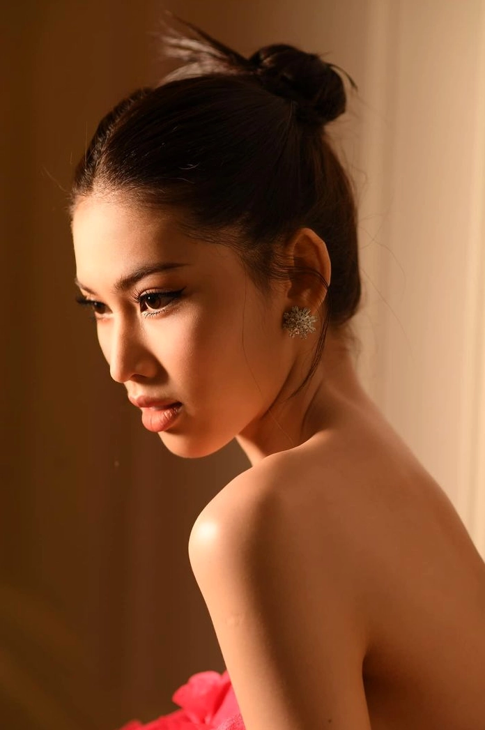 Góc nghiêng thần thánh khoe trọn đường nét thanh tú của Á hậu Ngọc Thảo