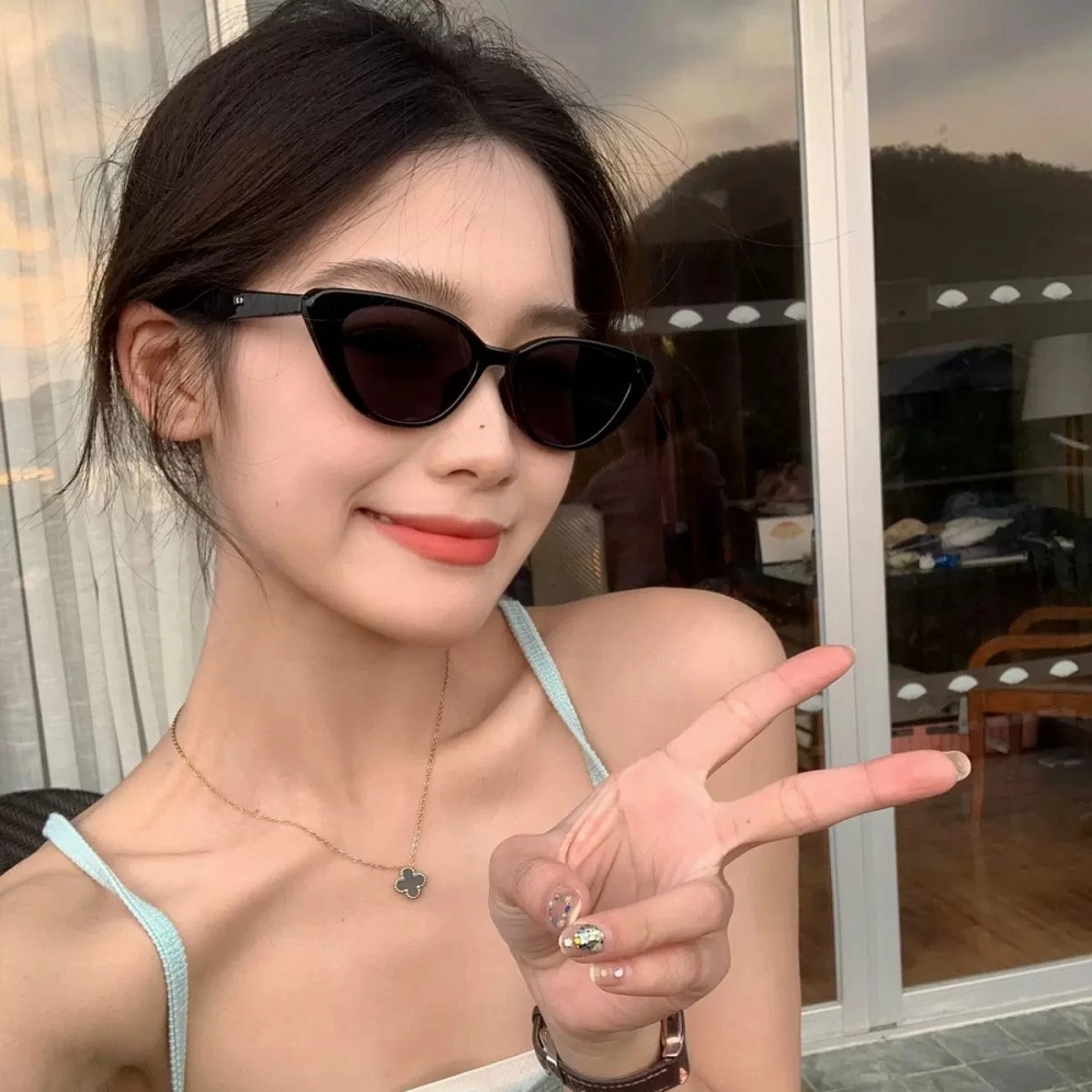 Góc nghiêng thần thánh khoe trọn đường nét thanh tú của cô gái đeo kính